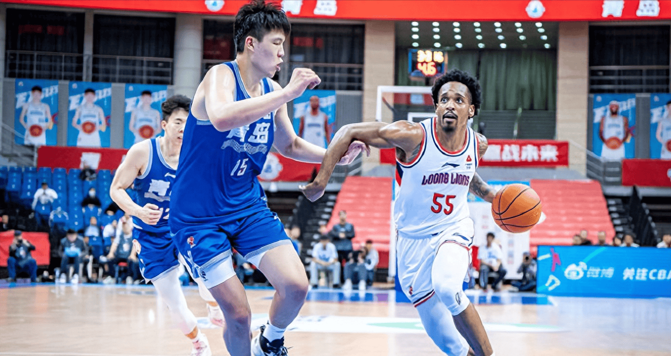 CBA比赛现场狂热球迷为偶像团队加油助威