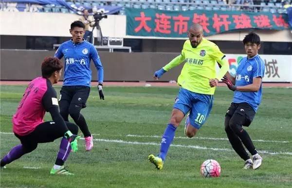 大连人球员状态起伏不定，青岛黄海迅速调整战术