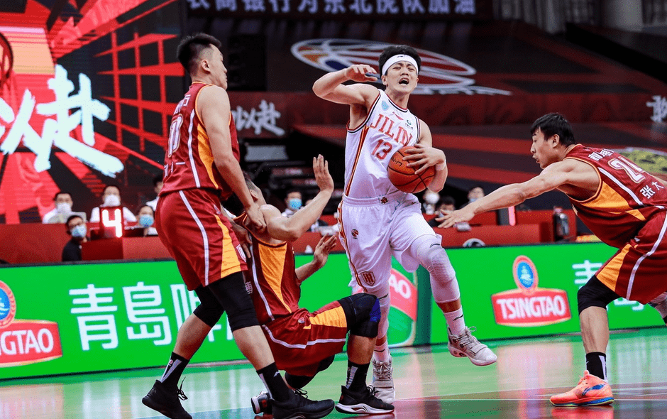 西宁球员发挥出色，助球队实现胜利