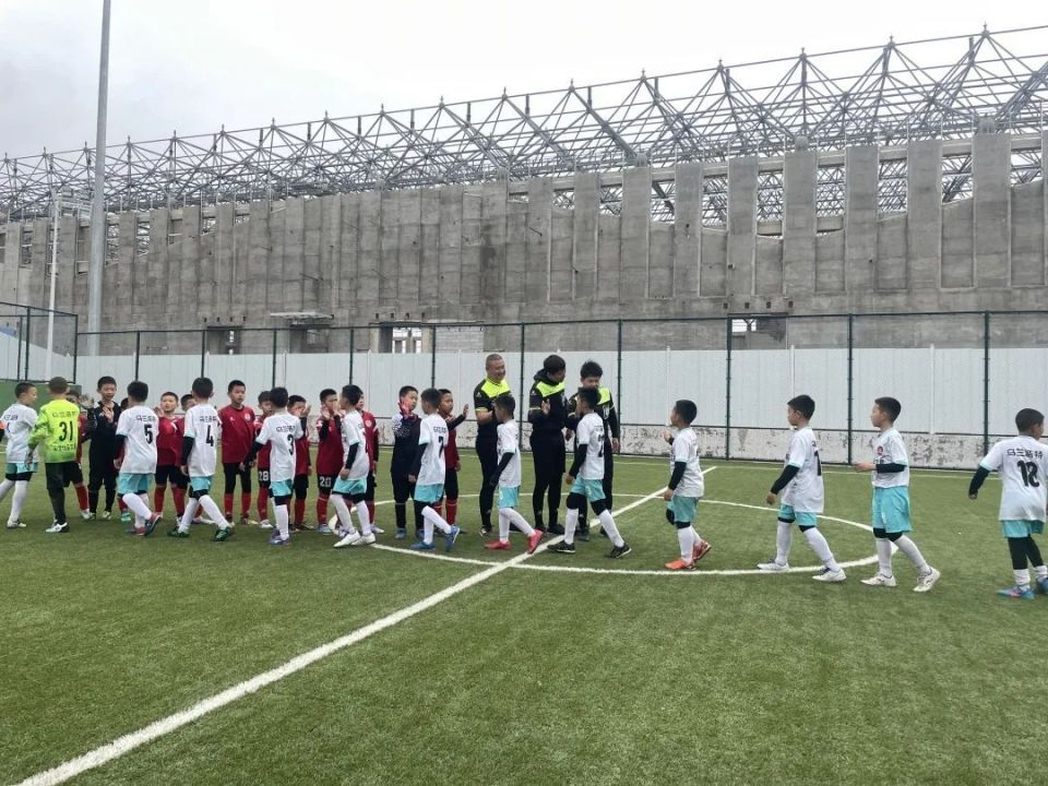 足球队伍备战比赛，教练组展现战术优势